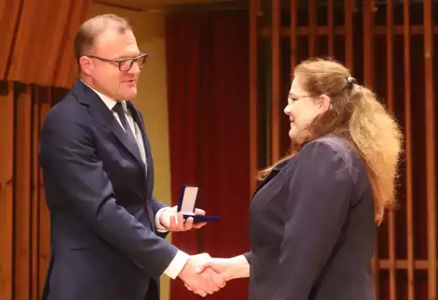 Radosław Witkowski wręczył Medal Prezydenta Miasta Radomia Bernadecie Kudas, byłej dyrektorce Zespołu Szkół Technicznych imienia Tadeusza Kościuszki w Radomiu.