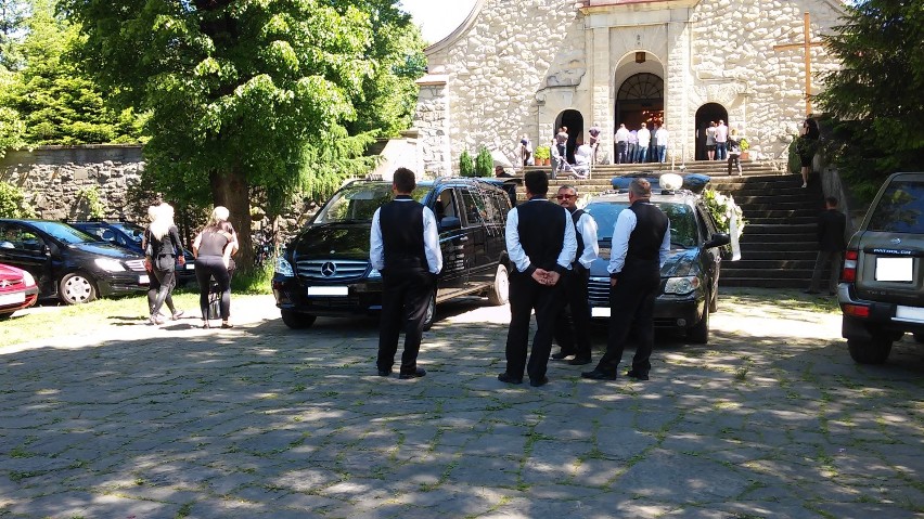 Ujsoły: Pogrzeb matki i córki, które zginęły potrącone przez pijanego kierowcę w Rajczy