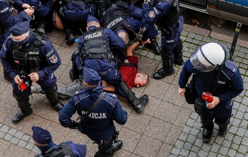 Brutalne zatrzymanie demonstranta przez policję podczas Strajku Kobiet. Kopniaki i gaz za nic? Adwokat 18-latka zawiadamia prokuraturę
