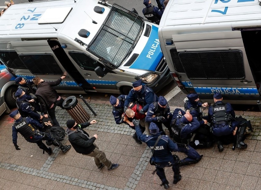 Brutalne zatrzymanie demonstranta przez policję podczas Strajku Kobiet. Kopniaki i gaz za nic? Adwokat 18-latka zawiadamia prokuraturę