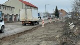 Utrudnienia na ulicy Partyzantów w Bochni, trwa wymiana podbudowy na części ulicy, ruch wahadłowy. Zobacz zdjęcia i wideo