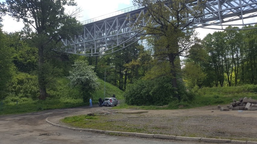 Tragedia na Podgórzu. Człowiek spadł z wiaduktu. Na miejscu pracuje policja (ZDJĘCIA Z MIEJSCA TRAGEDII)