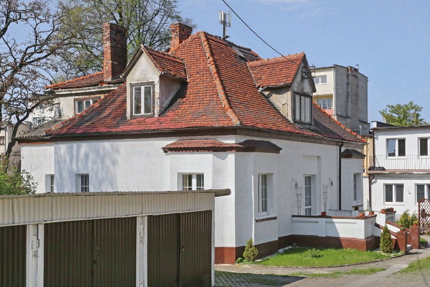 Budynek mieszkalny, ul. Komandorska 18, dotacja na remont dachu, w wysokości do 89 714,88 zł.