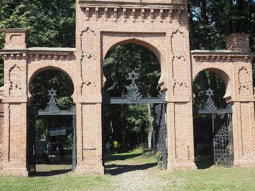 Brama prowadząca na cmentarz.