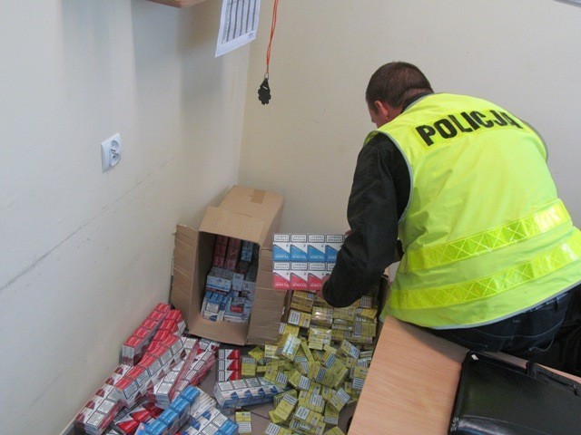 Ostróda: W ręce policji trafiło ponad 700 paczek bez polskiej akcyzy