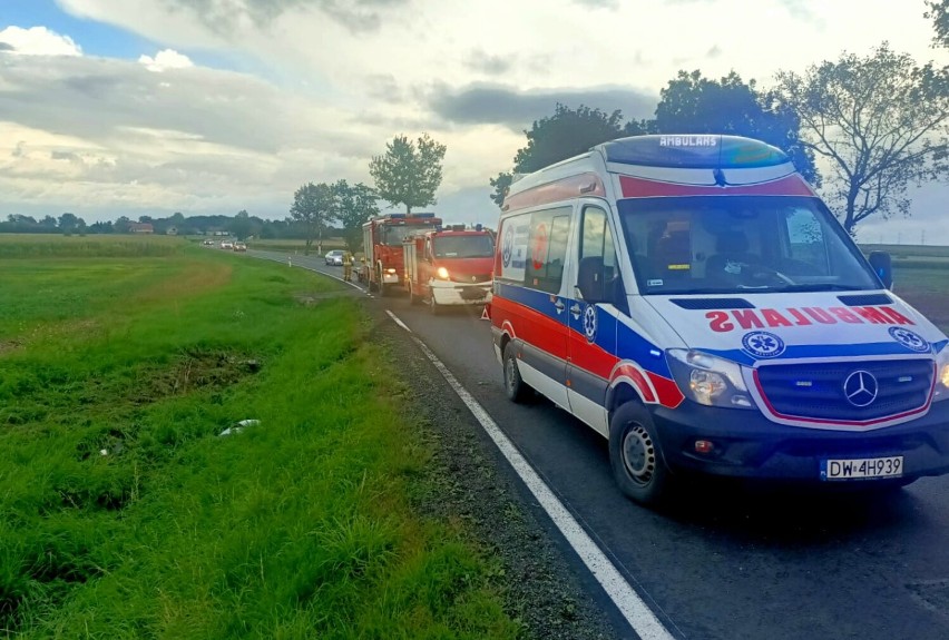Wypadek autobusu i osobówki na trasie Świdnica - Wrocław