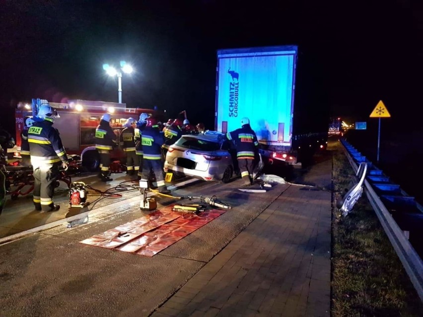 Fatalny wypadek na autostradzie A2. Auto wbiło się w naczepę [ZDJĘCIA]