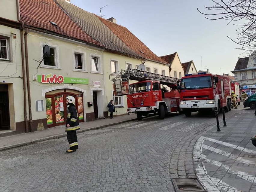 Akcja strażaków w centrum Sławy. Z zadymionej kamienicy ewakuowano mieszkańców