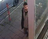 Kraków. Atak nożownika na przystanku przy ul. Dietla. Policja publikuje nagranie i szuka sprawcy