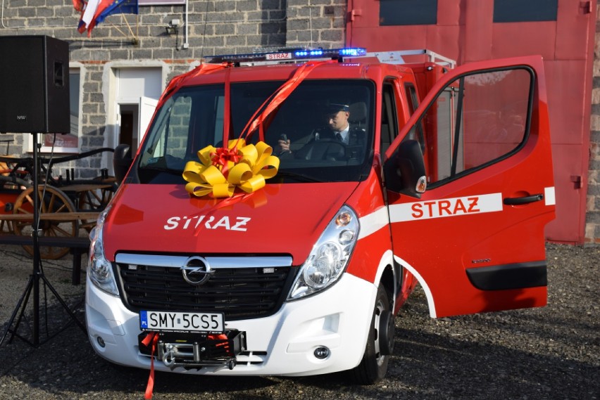 Rzeniszów: OSP otrzymało nowy wóz strażacki. Nowoczesny opel movano kosztował blisko 200 tysięcy zł [ZDJĘCIA]
