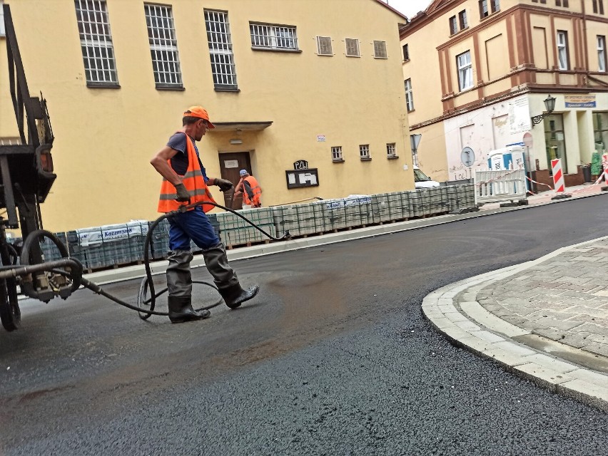 Rawicz. Na ulicy 17 Stycznia leją asfalt. Koniec prac przy budowie ścieżki i naprawie nawierzchni jezdni coraz bliżej [ZDJĘCIA]