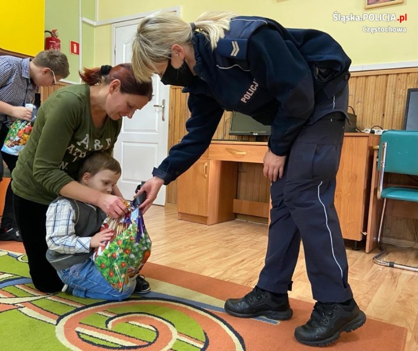 Policjanci jak Mikołaje - z prezentami dla dzieci w „Domu Życia” ZDJĘCIA