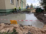 Osiadają fundamenty starego bloku przy ul. Broniewskiego w Piotrkowie. Przyczyną budowa nowych bloków na osiedlu? ZDJĘCIA 