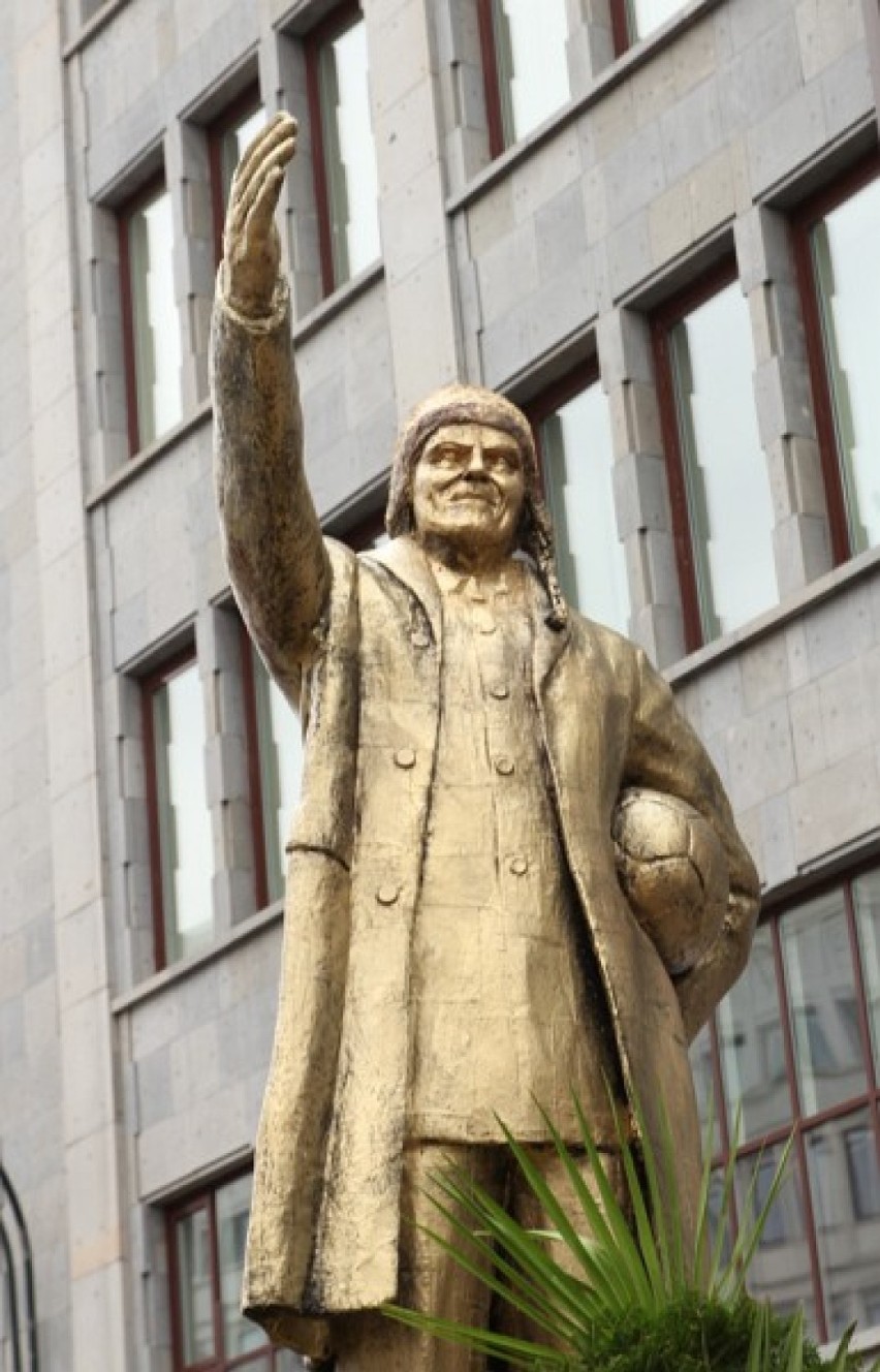 Pomnik premiera z protestów w Warszawie ruszy w trasę po Polsce