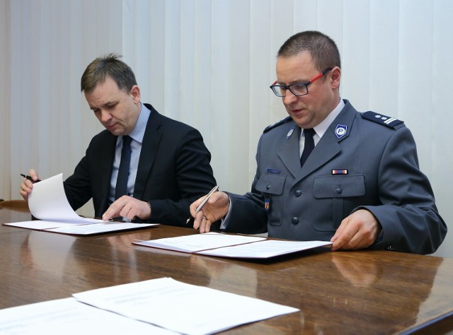 Prezydent Piotrkowa i zastępca komendanta piotrkowskiej policji podpisali porozumienie w sprawie przekazania pieniędzy na dodatkowe patrole