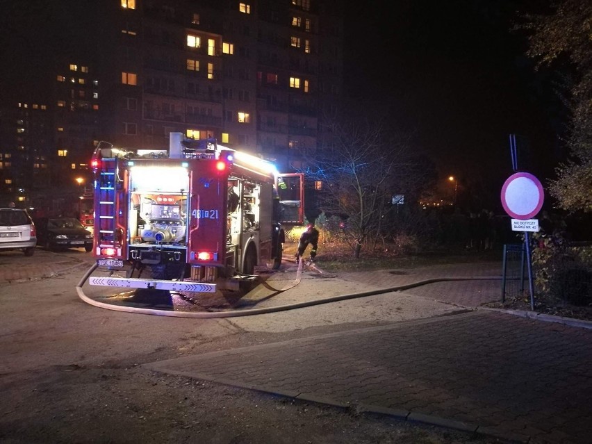 Pożar w piwnicy bloku przy Żeromskiego w Skarżysku. Strażacy ewakuowali czterdzieści osób