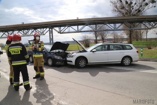 Zimnice Małe. Czołowe zderzenie dwóch samochodów na drodze krajowej nr 45 przy taśmociągu