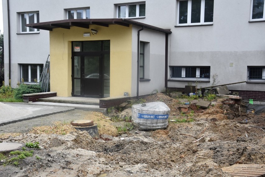 W Rybniku-Chwałowicach dzieci pójdą 1 września do szkoły w kaloszach. Plac przed szkołą to wciąż plac budowy 