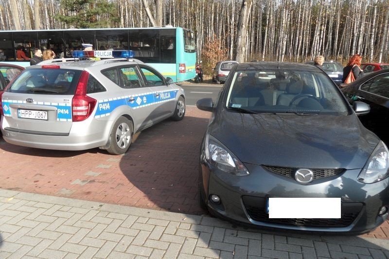 Samochód obok policji zaparkował na dwóch miejscach postojowych