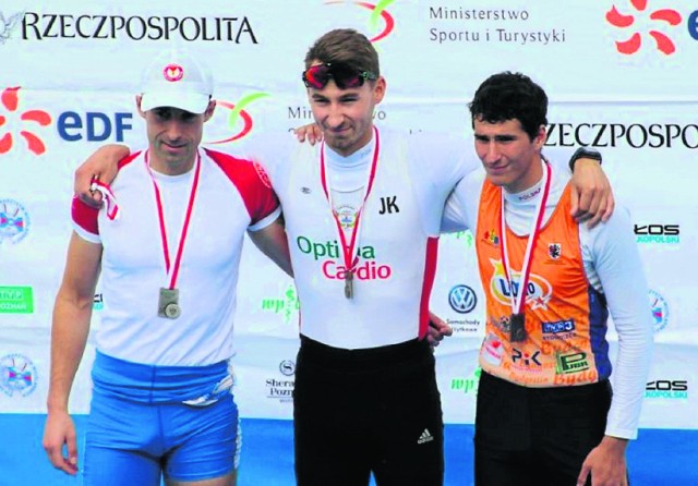 Jerzy Kowalski (w środku) w świetnym stylu sięgnął po tytuł mistrza Polski w jedynce wagi lekkiej. Wyraźnie wygrał z Adamem Łodygowskim i Dariuszem Paczkowskim
