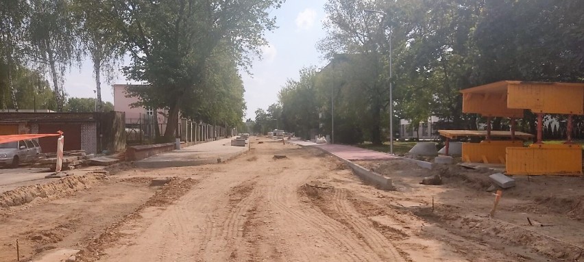 Trwa remont ulicy Wiejskiej w Tomaszowie. Kiedy koniec modernizacji? ZDJĘCIA