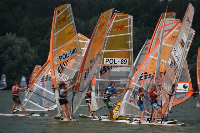 Regaty windsurfingowe - ponad 100 zawodników rywalizuje na zalewie w Szałem