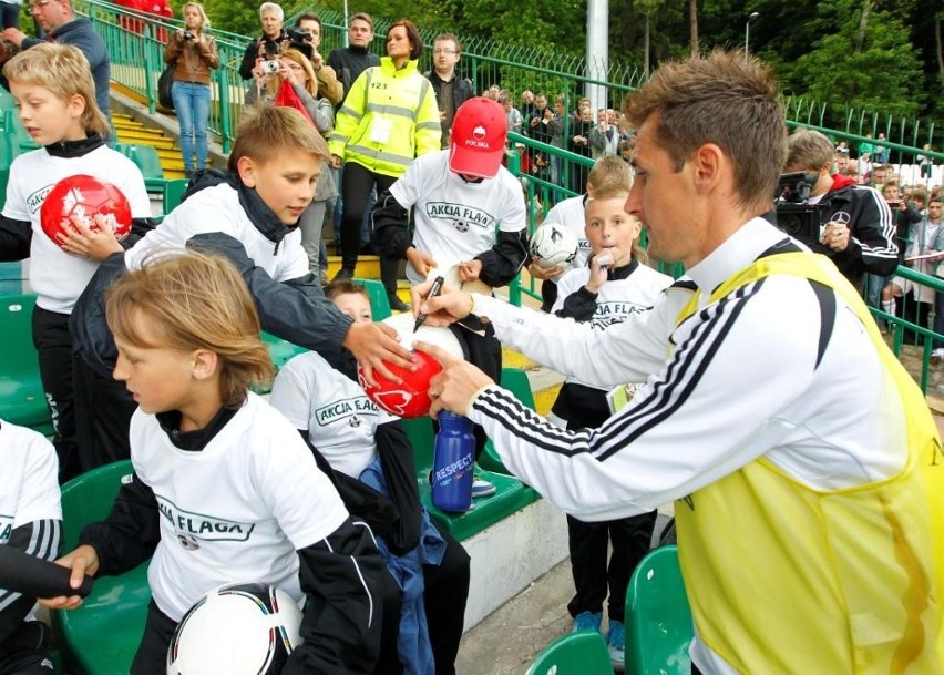 Po ceremonii wręczenia flagi, szczęśliwy trener zespołu...