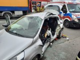 Domaszowice. Na DK42 osobowe renault wjechało pod ciężarówkę. Dwie osoby są w ciężkim stanie, jedną zabrał śmigłowiec LPR