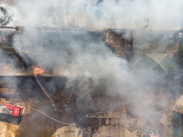 Wielki pożar na terenie firmy zajmującej się przetwarzaniem makulatury. Z ogniem walczyły 33 zastępy straży pożarnej