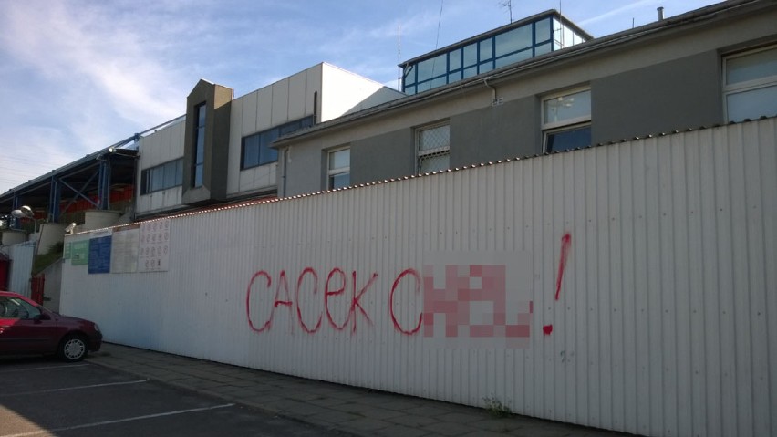 Wulgarne napisy na stadionie Widzewa