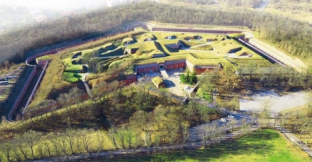 Prawa strona Fortu VII, która przez dziesiątki lat niszczała i była niedostępna dla zwiedzających, została już odnowiona. Na zwiedzających już niedługo będzie czekać sporo atrakcji!