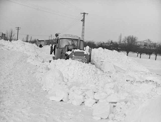 Rok 1979. Odśnieżanie było tym trudniejsze, im więcej śniegu było już na poboczach.