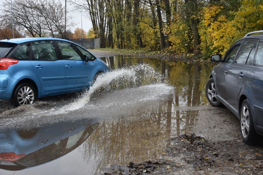 Na ulicy Bydgoskiej w Legnicy powstaje "jezioro", mieszkańcy proszą o pomoc! [ZDJĘCIA]