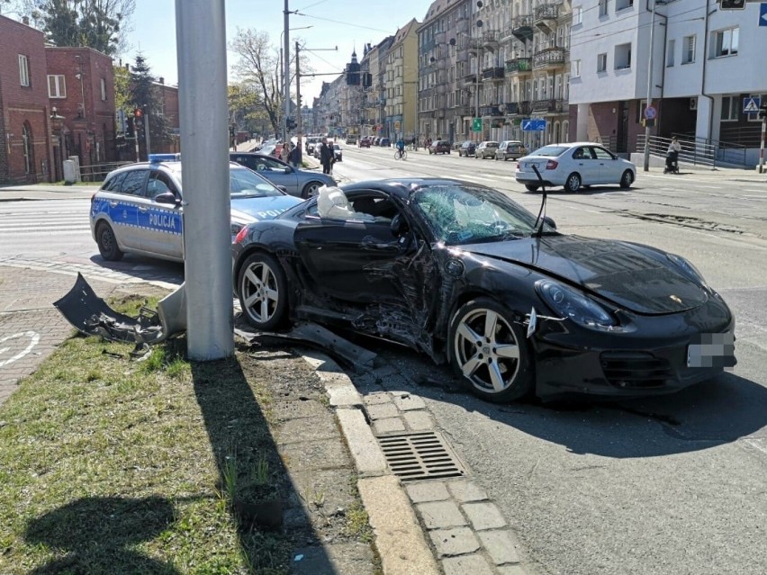 Wypadek we Wrocławiu na skrzyżowaniu Trzebnickiej z Zakładową. Luksusowe porsche roztrzaskane [ZDJĘCIA]