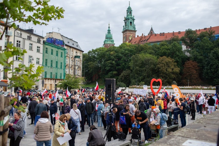 Ulicami Krakowa przeszedł "Marsz dla lepszej Polski". Wyszli, aby wspierać "Marsz Miliona Serc"