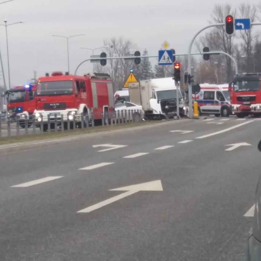 Groźny wypadek na trasie Górna! Zderzenie busa z samochodem osobowym [zdjęcia]