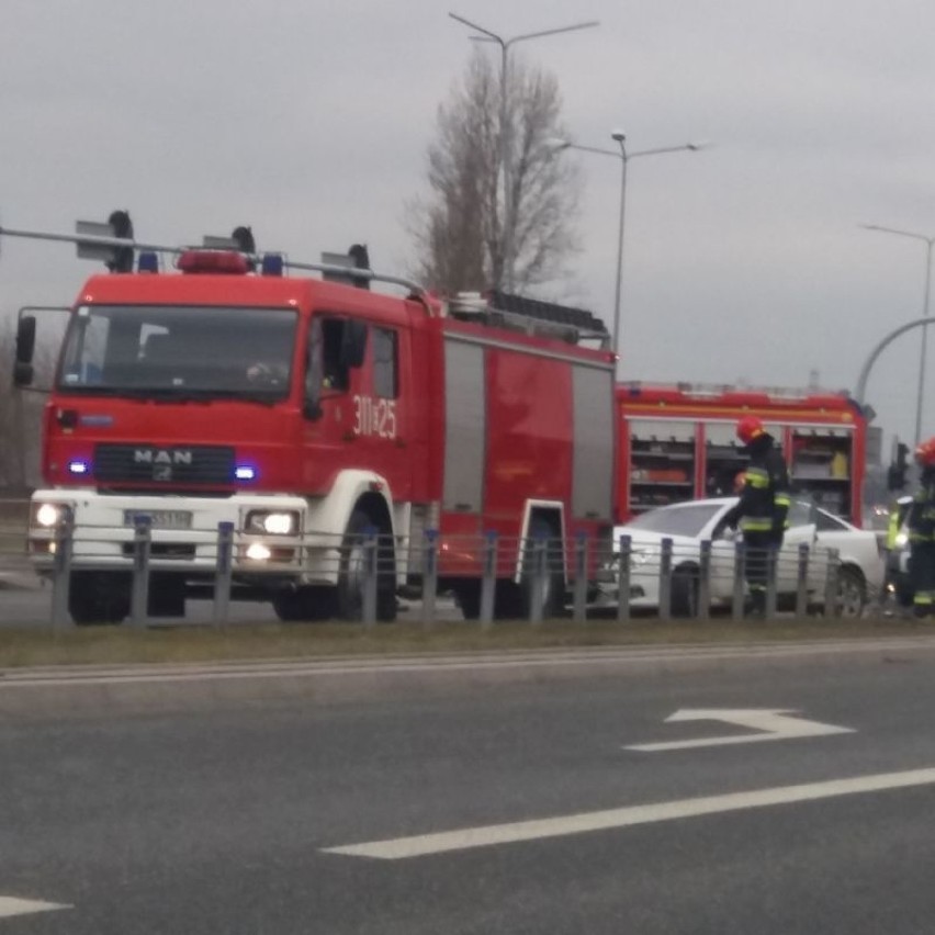 Groźny wypadek na trasie Górna! Zderzenie busa z samochodem osobowym [zdjęcia]