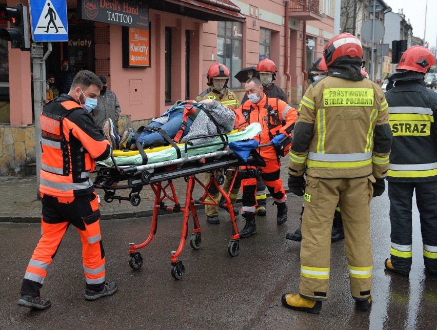 Wypadek w Przemyślu. W zderzeniu mercedesa z renault ranna została kobieta [ZDJĘCIA]