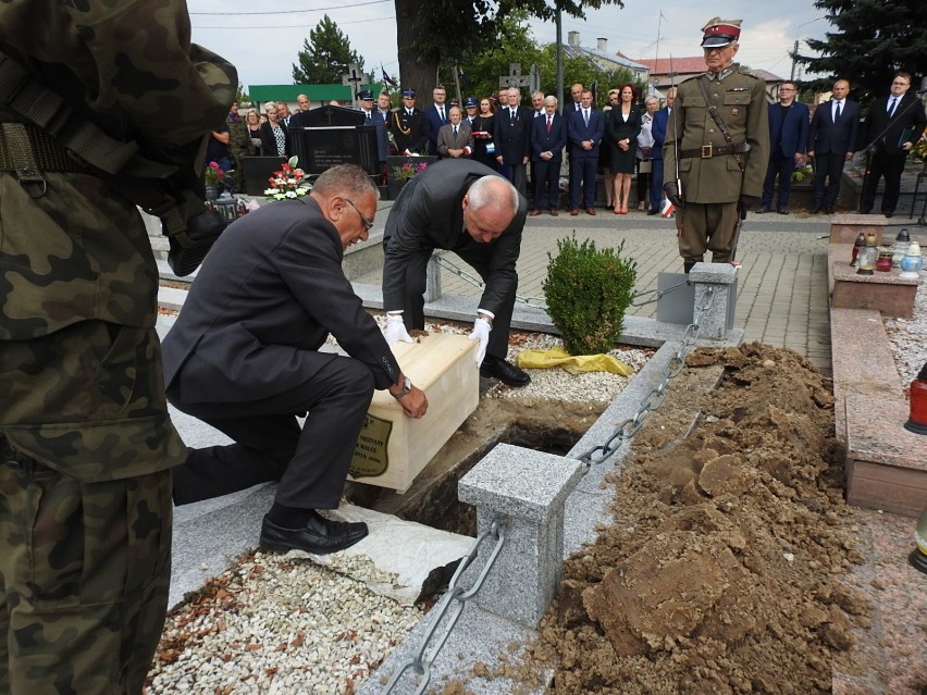 Żołnierz dołączył do współtowarzyszy broni, którzy zginęłi w...