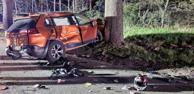 - Do wypadku doszło w terenie zabudowanym. Jeep jechał z prędkością około 70 km/h - mówi Krzysztof Felicki, szef Prokuratury Rejonowej w Zgierzu, która prowadzi śledztwo w tej sprawie.- Jednoślady prawdopodobnie poruszały się o 10, 20 km/h szybciej...

Śledczy przypuszczają, że kobieta siedząca za kierownicą jeepa zwyczajnie nie upewniła się, że ma wolny pas podczas manewru wyprzedzania. Najpierw wyprzedziła jeden pojazd i chwilę później rozpoczęła wyprzedzanie kolejnego. Wtedy doszło do zderzenia z dwoma motocyklami. Kierowcy jednośladów zginęli na miejscu, pasażerka - kilka godzin później w szpitalu. 

Czytaj więcej na następnej stronie