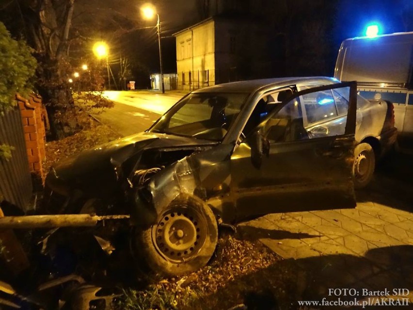 Wypadek w Bielsku-Białej. Pijany 23-latek roztrzaskał mercedesa [ZDJĘCIA]