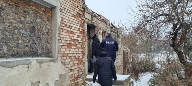 Policjanci i pracownicy MOPS sprawdzali miejsca, w których mogą przebywać bezdomni.