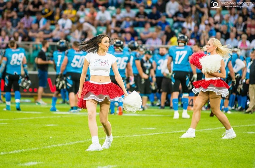 Zmysłowe cheerleaderki zatańczyły na SuperFinale futbolu amerykańskiego [zdjęcia]