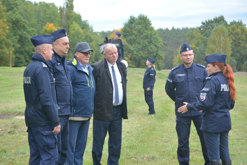 Policyjni jeźdźcy na koniach z całej Polski oraz policjanci...