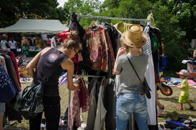 Z pewnością znajdziecie tutaj dużo bibelotów. "Garażówki" organizowane przez Sebastiana cechują się luzem i ogromnym wyborem oferowanych przedmiotów. W głównej mierze są to ubrania, a także rękodzieło, nietrafione prezenty, używane książki, winyle czy tzw. "przydasie i durnostojki".

Jeżeli chcecie sprzedać swoje rzeczy, koszt wystawienia się na takiej "garażówce" to 15 zł za stoisko z rzeczami używanymi i 20 zł za stoisko z rękodziełem. Zgłoszenia na serek@wyprzedazgarazowa.eu - w mejlu należy napisać, co chcielibyście sprzedać.

10.09.2016, sobota od 12:00 do 16:00
Serek Bielański przy metrze Słodowiec

Zobaczcie też: Farma Iluzji-tak wygląda letni raj dla twojego dziecka. A to wszystko pod Warszawą! [ZDJĘCIA, WIDEO]
