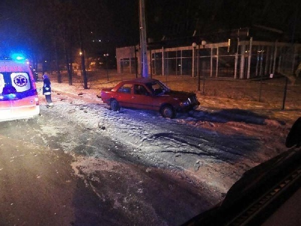 Nowy Sącz: pijany kierowca wjechał z słup na ul. Tarnowskiej [ZDJĘCIA]