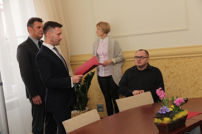 Prezydent Ełku wręczył artystom stypendia