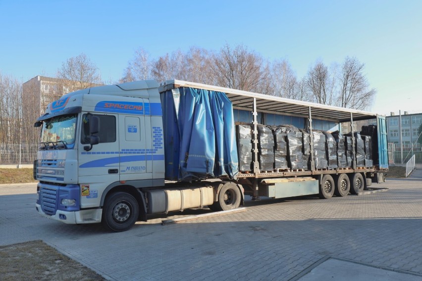Transport darów z Francji dla Ukrainy dotarł do Radomska. Zbiórkę zorganizowała Agnes Pekala