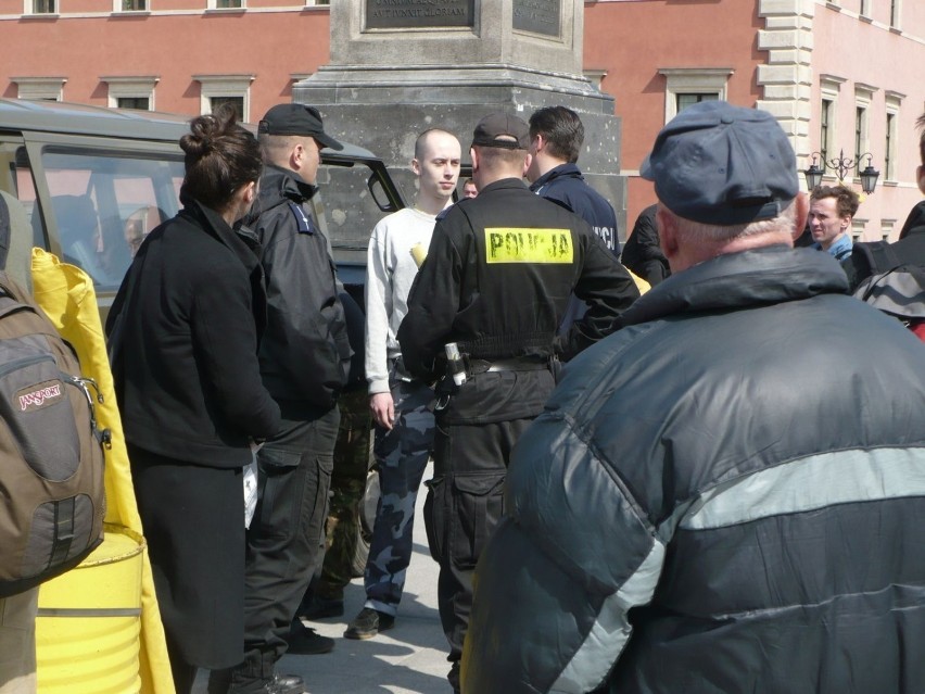 Ostatnie przygotowania przed rozpoczęciem demonstracji. Fot....