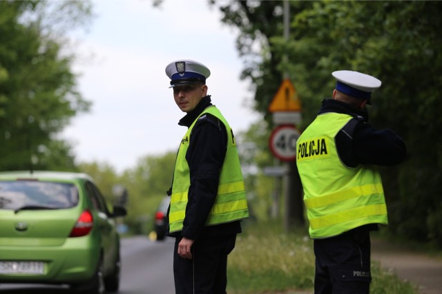 Takie mają być nowe mandaty. Pojawia się coraz więcej informacji o zmianach, jakie planuje wprowadzić rząd w prawie o ruchu drogowym. Kierowcy będą musieli ściągnąć nogę z gazu, bo inaczej czekają ich zdecydowanie wyższe kary!

Zmiany mają wejść w życie jeszcze w grudniu 2021 roku. Dziennik &quot;Fakt&quot; dotarł do szczeg&oacute;ł&oacute;w projektu zmian. Zobacz, jakie mają być nowe kary dla pirat&oacute;w drogowych!

Szczeg&oacute;ły na kolejnych stronach ----&gt;